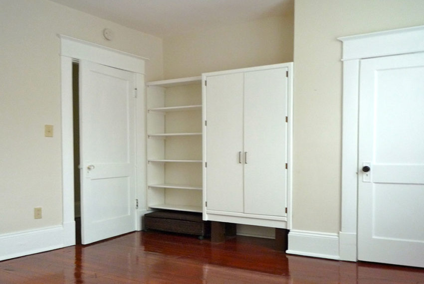 523 Upper BedroomClosets